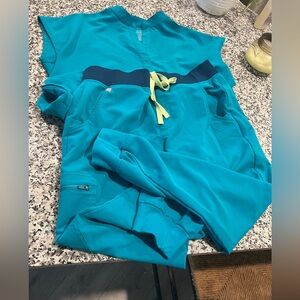 Figs medium Rafaela top and medium petite Zamora jogger